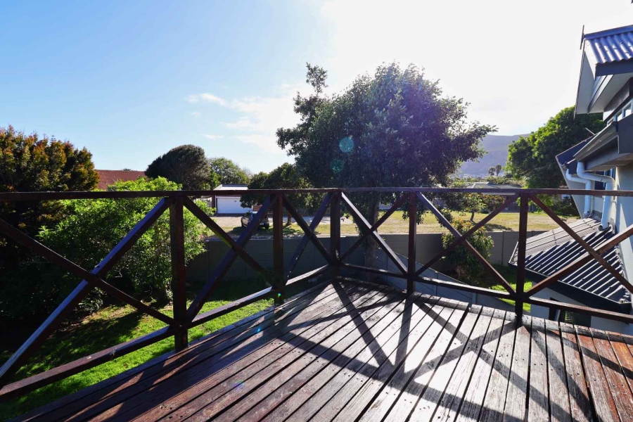6 Bedroom Property for Sale in Sandbaai Western Cape
